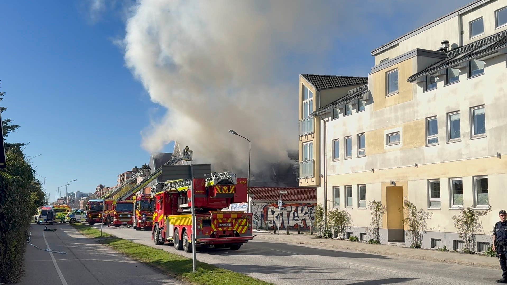 Storbrand i radhuslänga i Malmö