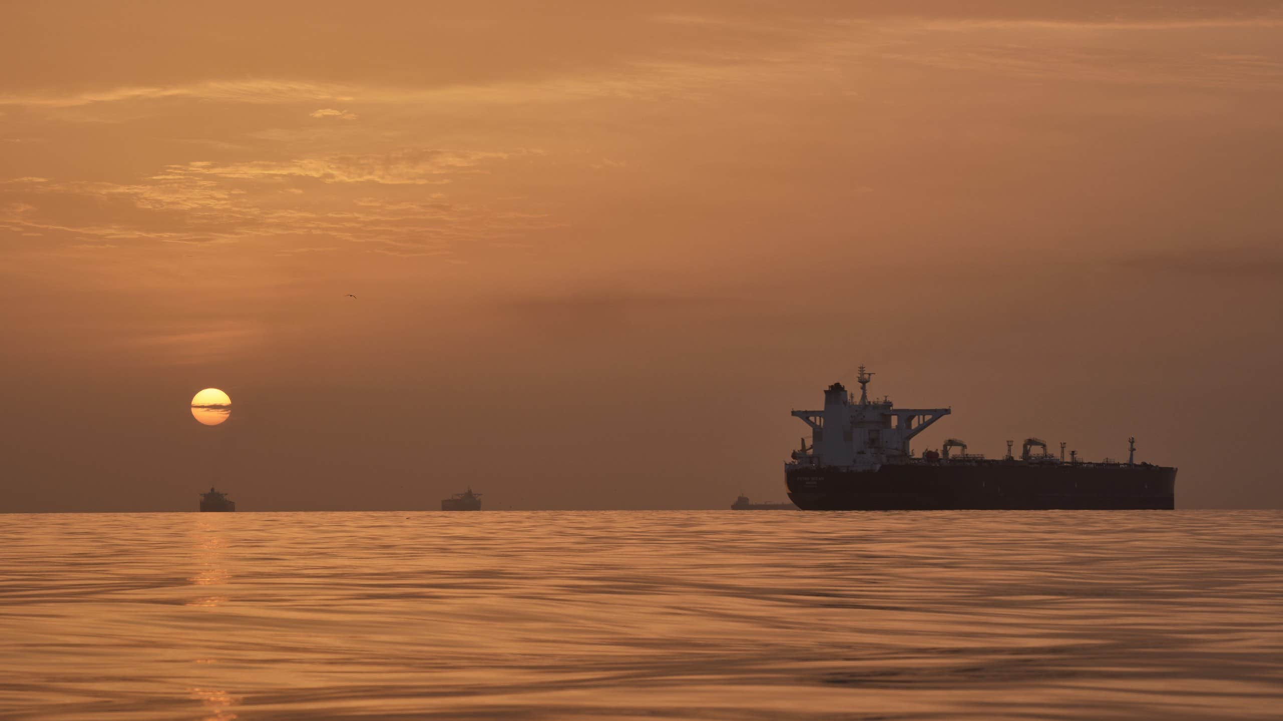 Fartyg beskjutna nära Hormuz – förs till Iran