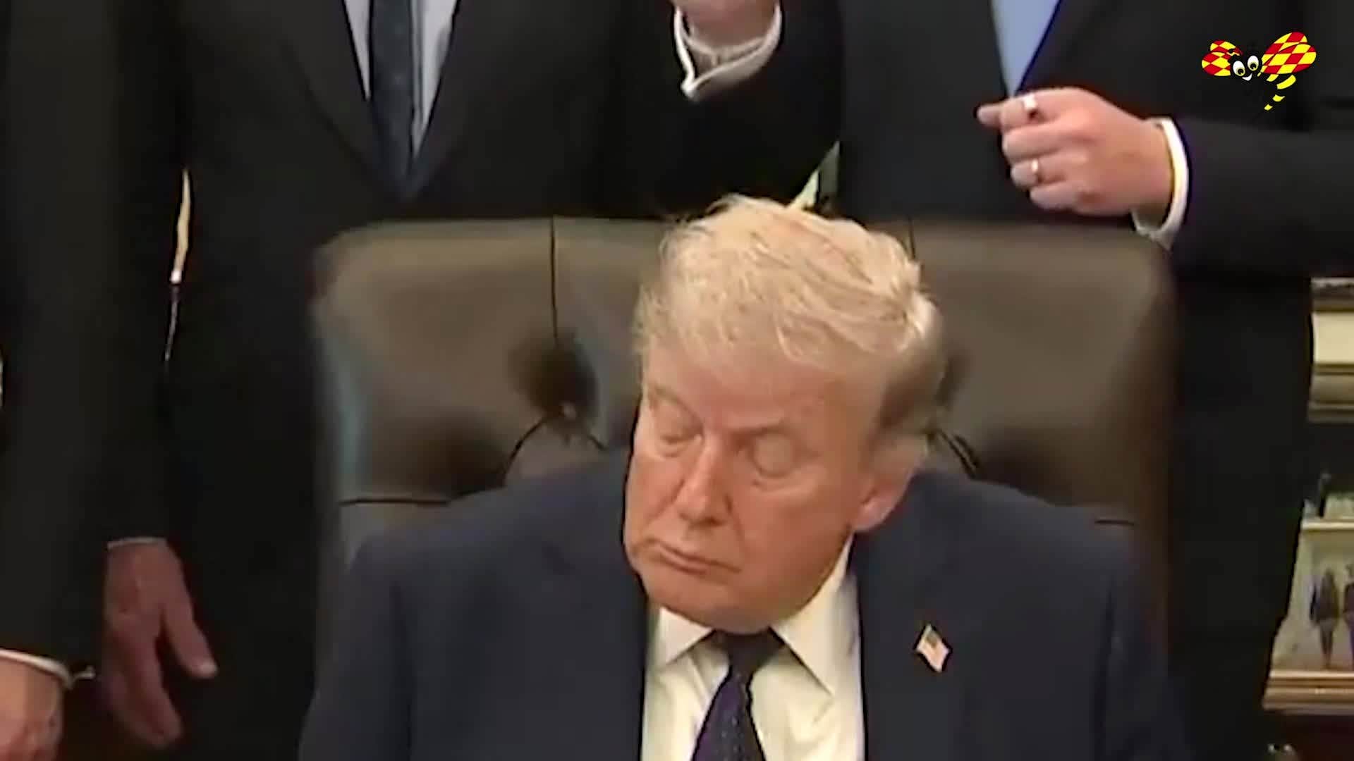 Här somnar Trump – mitt under mötet