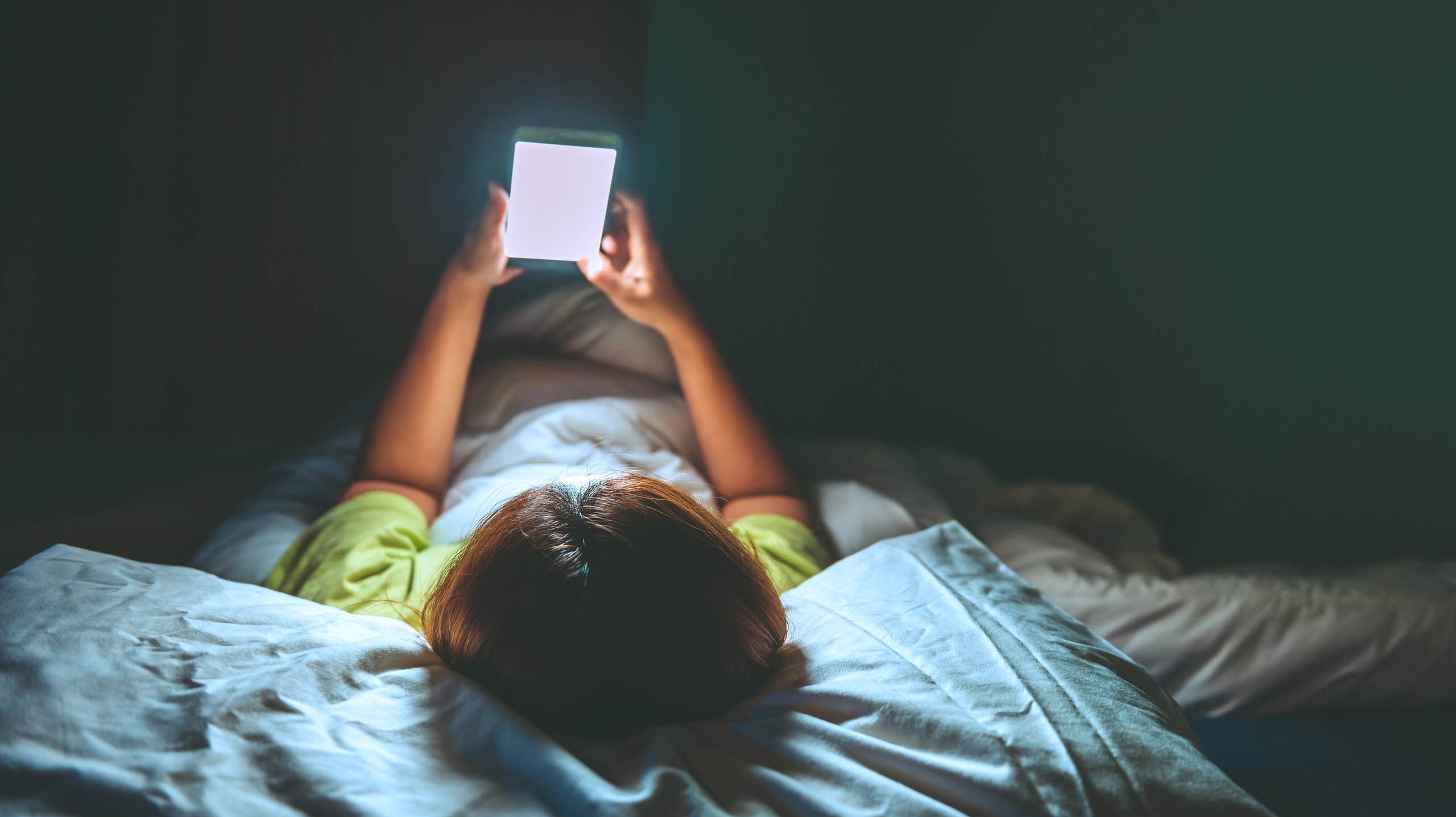 Ska utreda åldersgräns för smartphones
