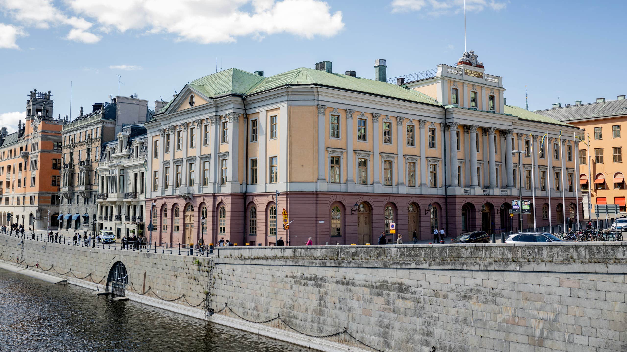Toppdiplomat åtalas