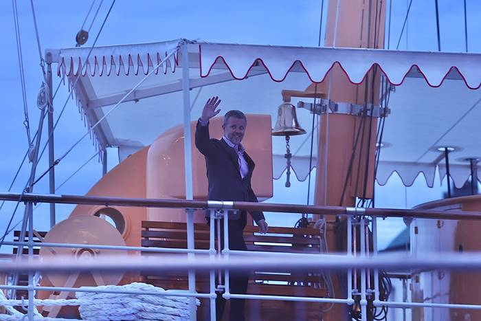 Danmarks kung anländer till Stockholm | Expressen
