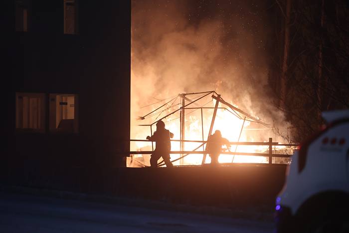 Stor brand i Kista – risk för spridning | Expressen