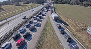 Långa köer på E4 efter dubbla olyckor | Expressen