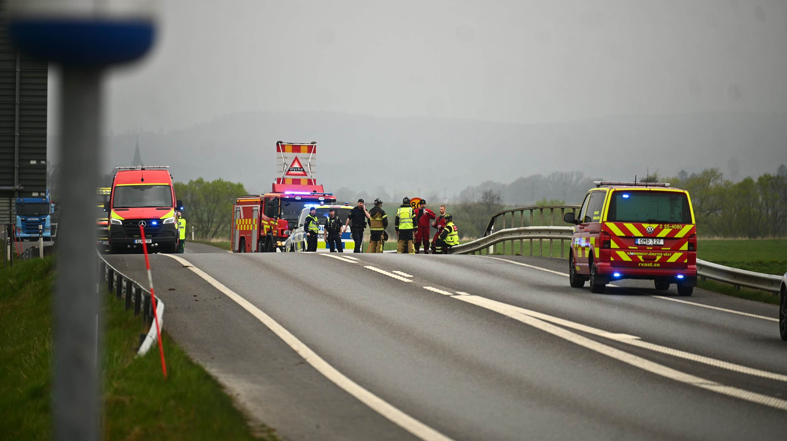 Bil kört ner i å i Varberg – man skadad