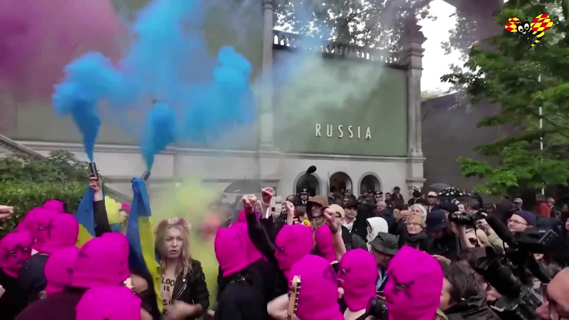 Protester mot ryska deltagandet i konstutställningen