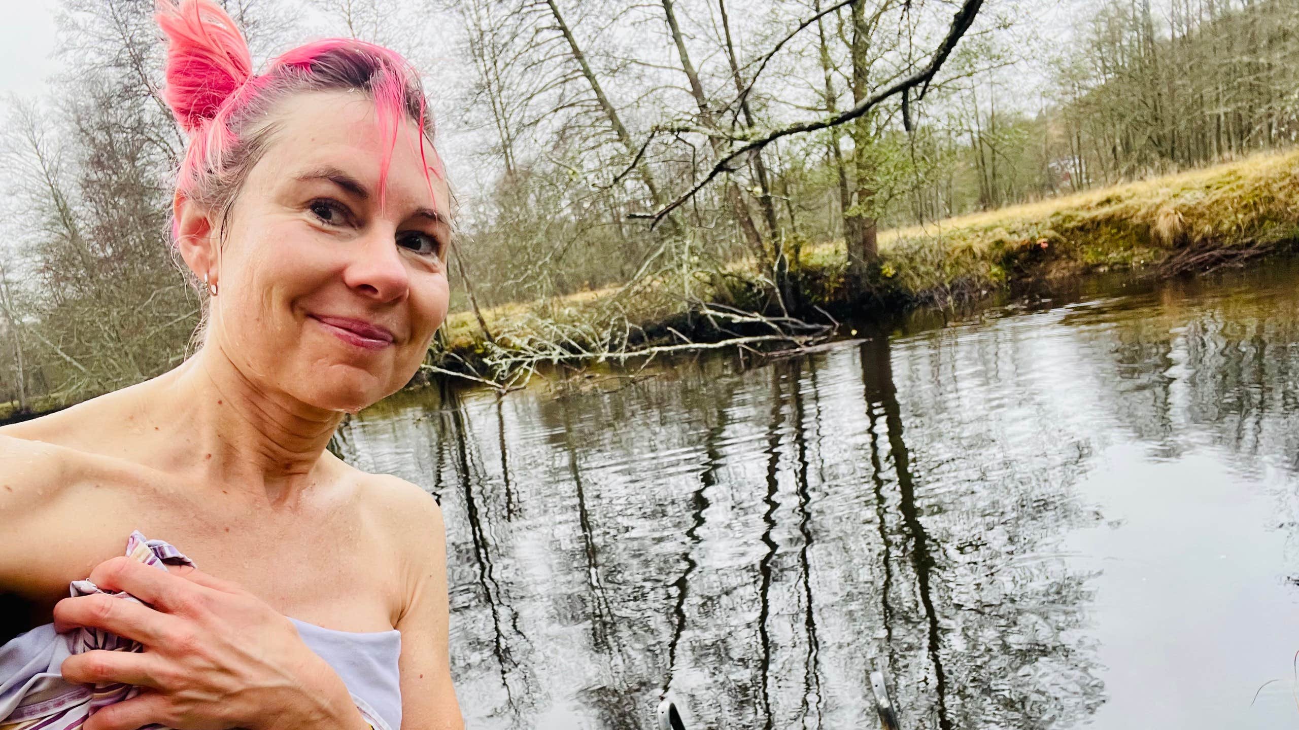 Louise har en intim relation med en å