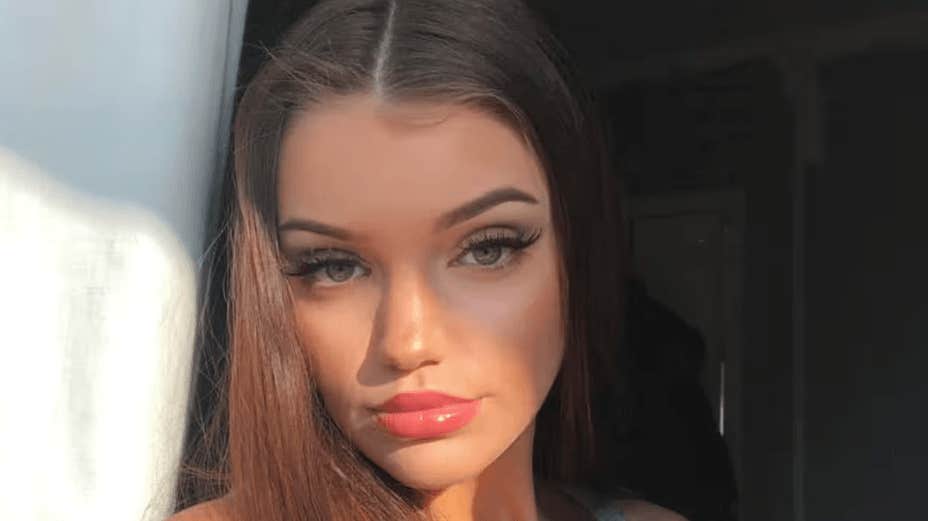 Chloe, 21, klämdes ihjäl under en garderob – hotellet åtalas