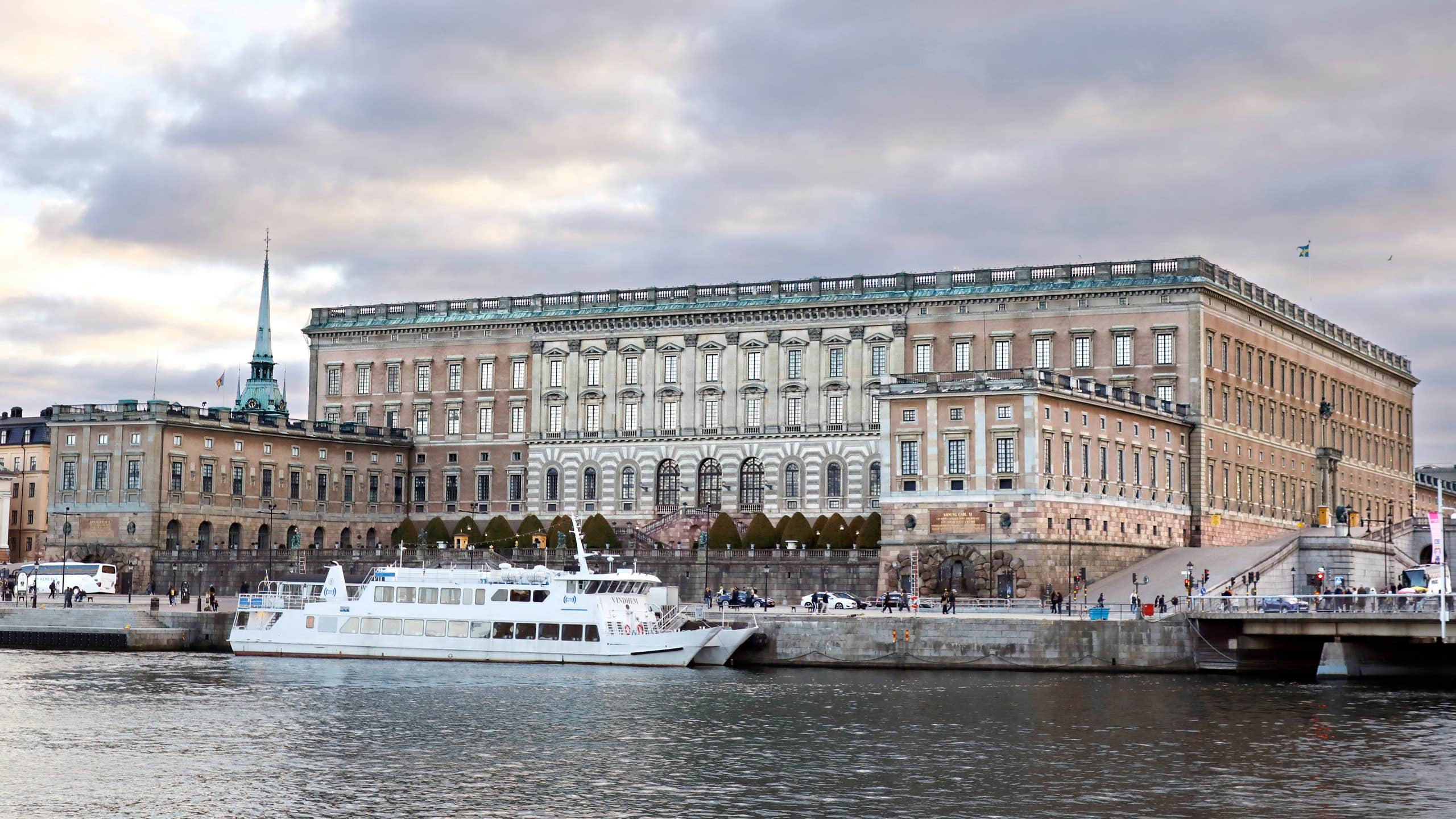 Man nära kungafamiljen lurade flickor på nakenbilder
