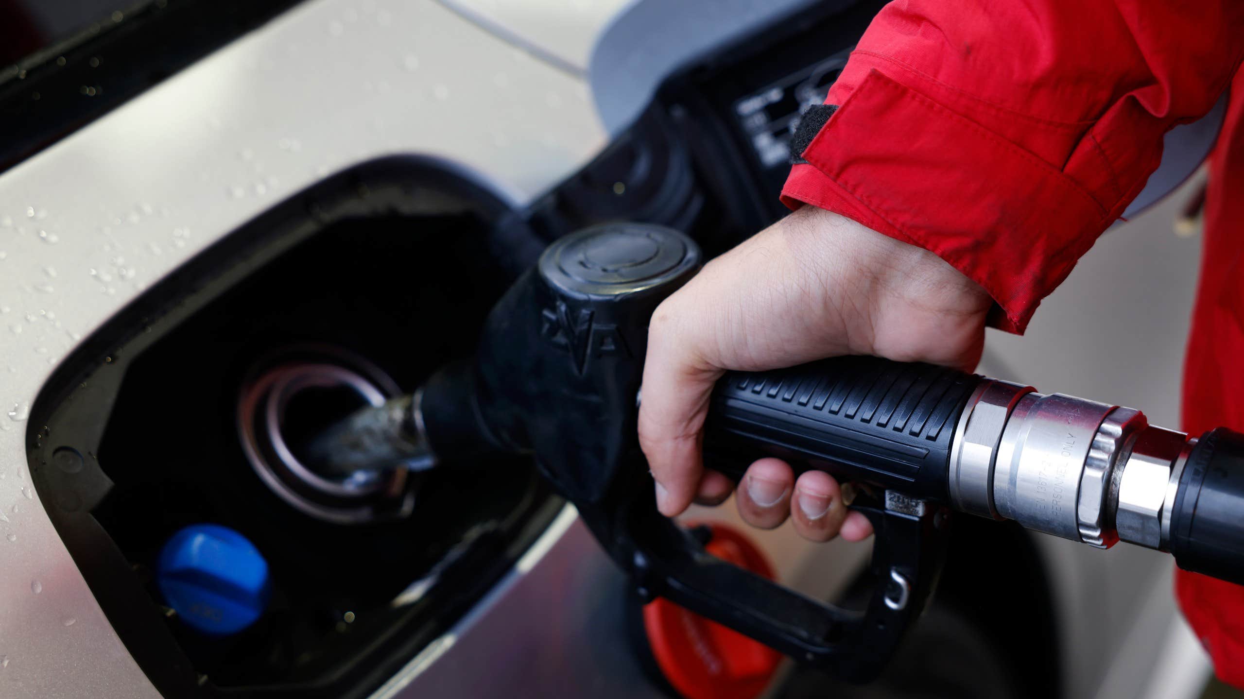 Mackarna höjer priset på diesel och bensin