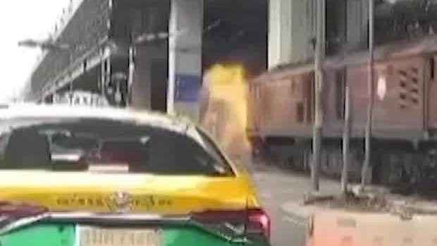 Flera döda efter att godståg kört in i buss