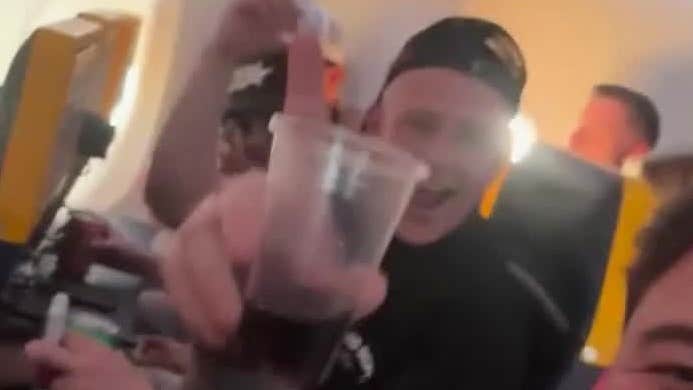 ”We’re going to Ibiza” – med mardrömsflyget