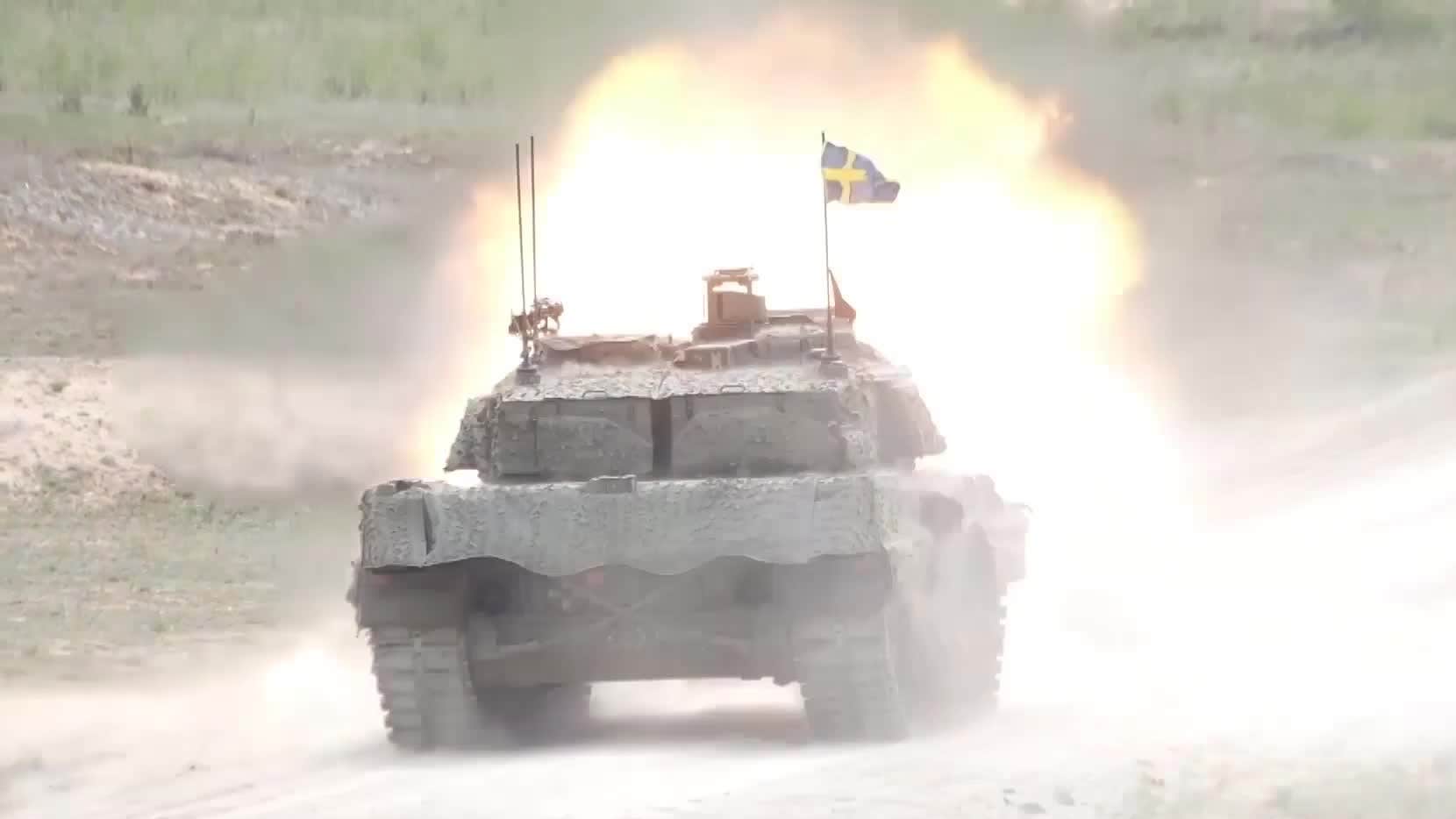 Försvarsmakten skjuter med stridsvagnar